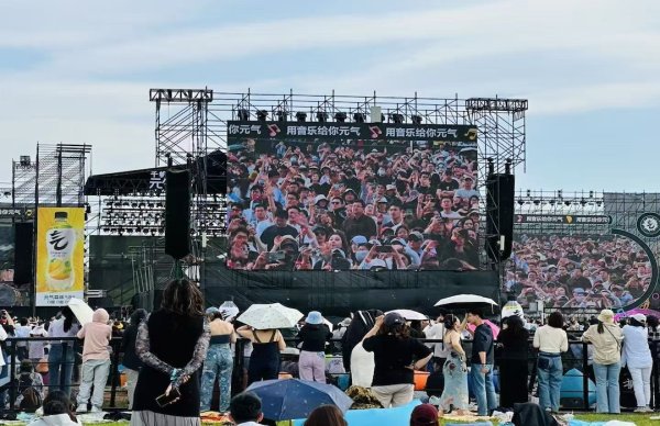 永华配资 五一假期超30场，元气森林、霸王茶姬等为何“盯”上音乐节？